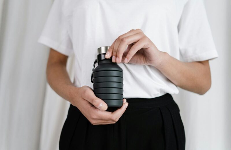Self-cleaning bottles purify water with UV light, ensuring safe, drinkable water during travel.